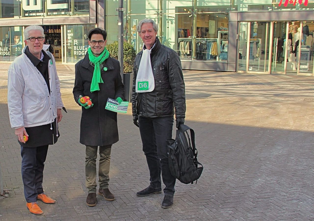 Rob Jetten minister president premier Uden gemeenteraadsverkiezingen 2018 flyeren appels uitdelen Gert de Goede fotografie 